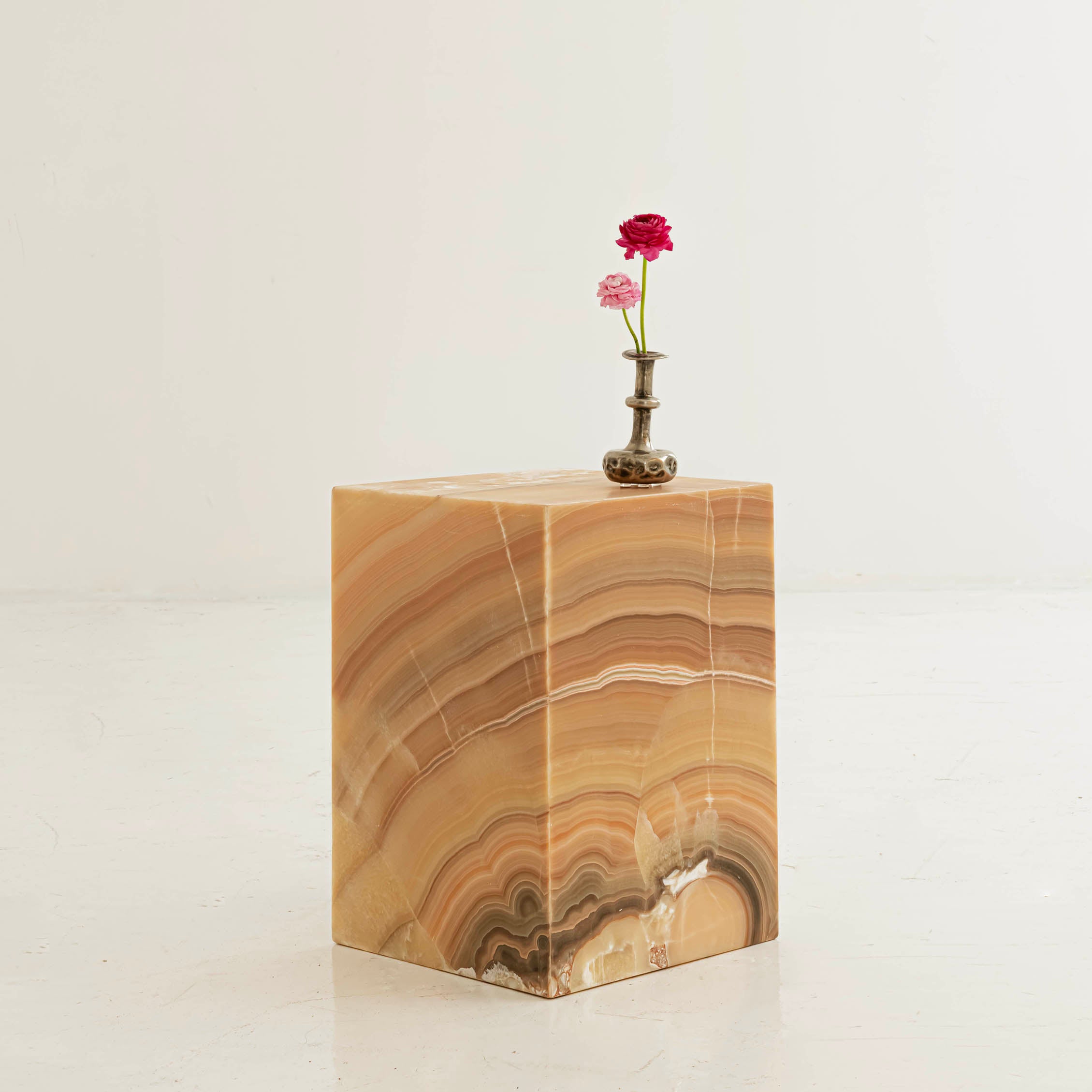 SIDE TABLE IN ONYX