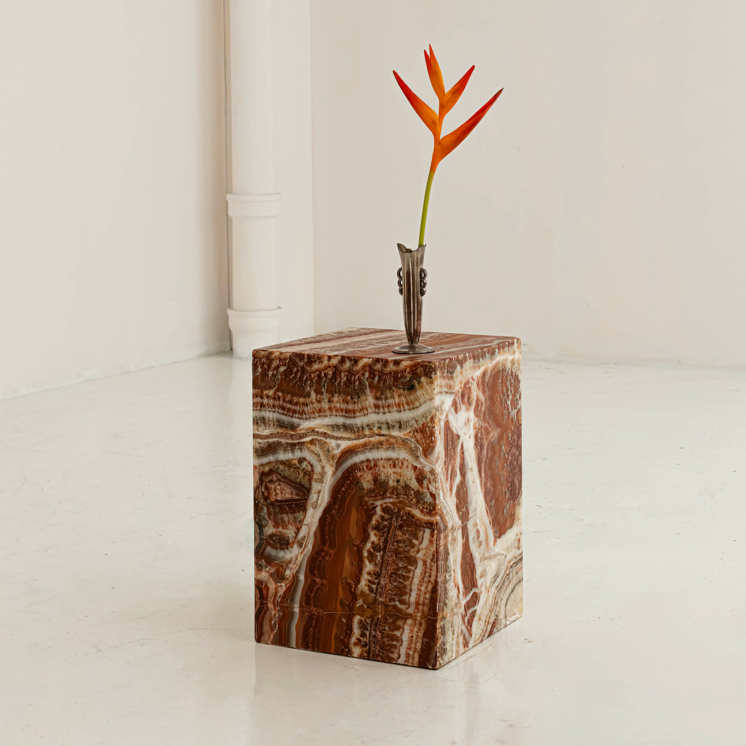 SIDE TABLE IN ONYX