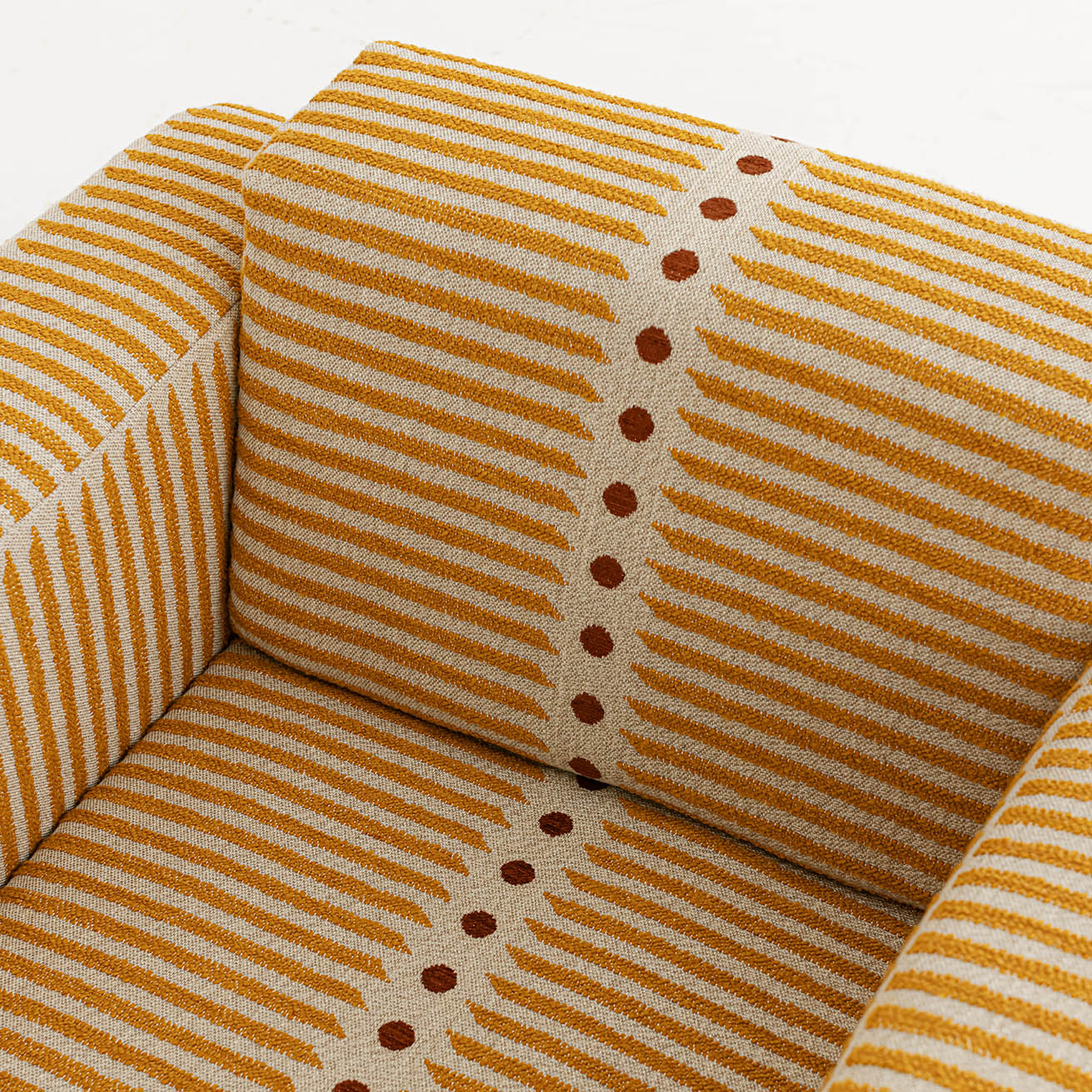 SIETE LOUNGE CHAIR