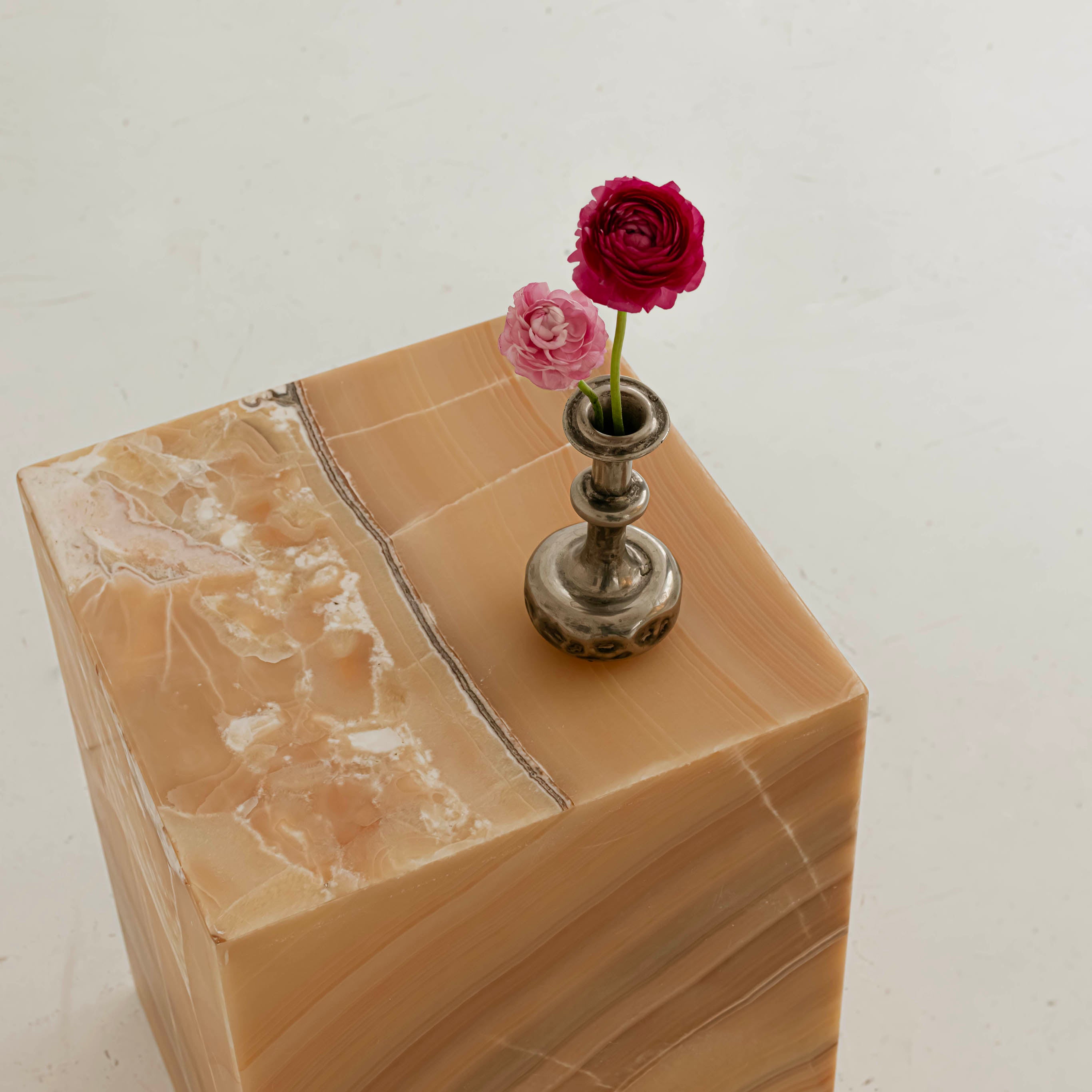 SIDE TABLE IN ONYX