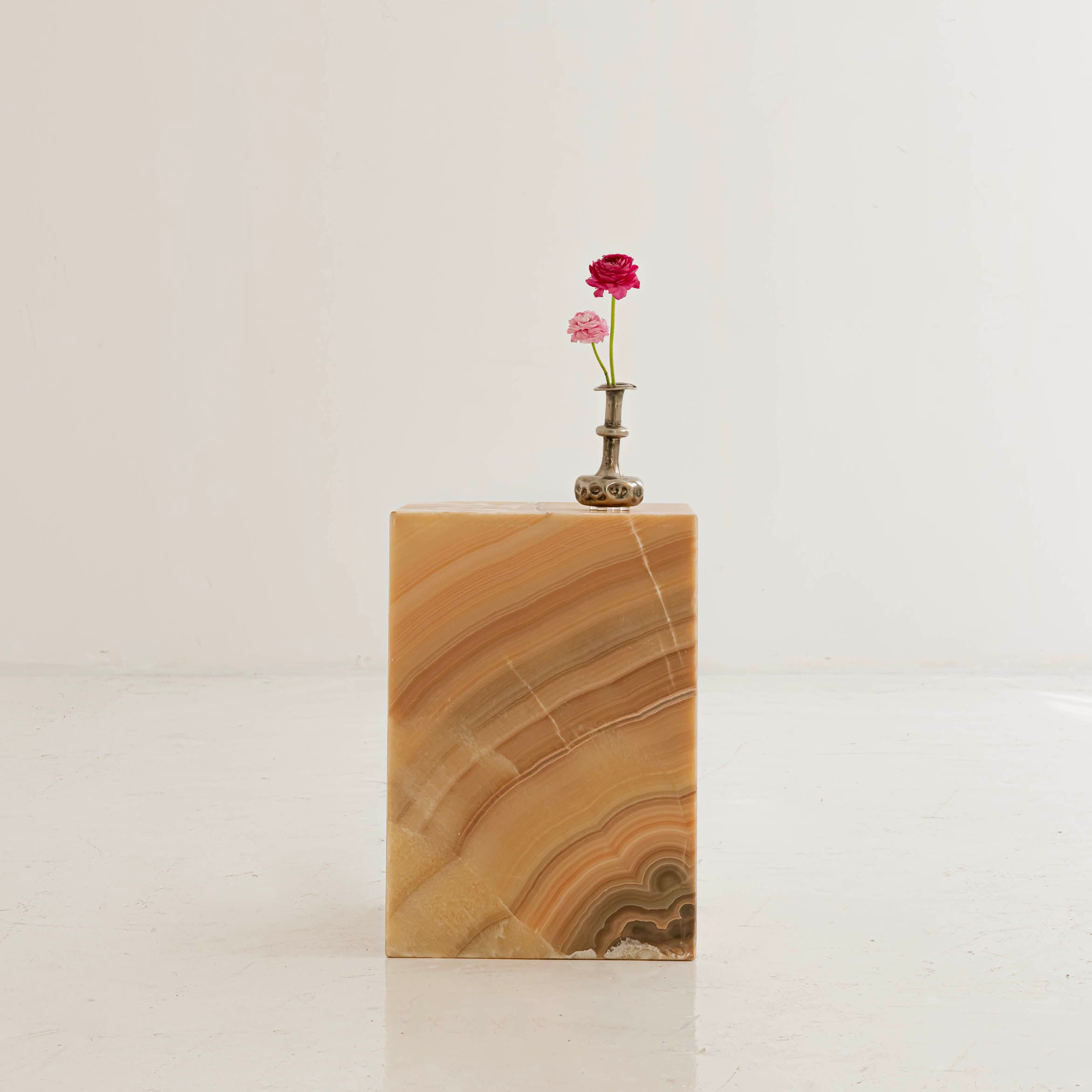 SIDE TABLE IN ONYX