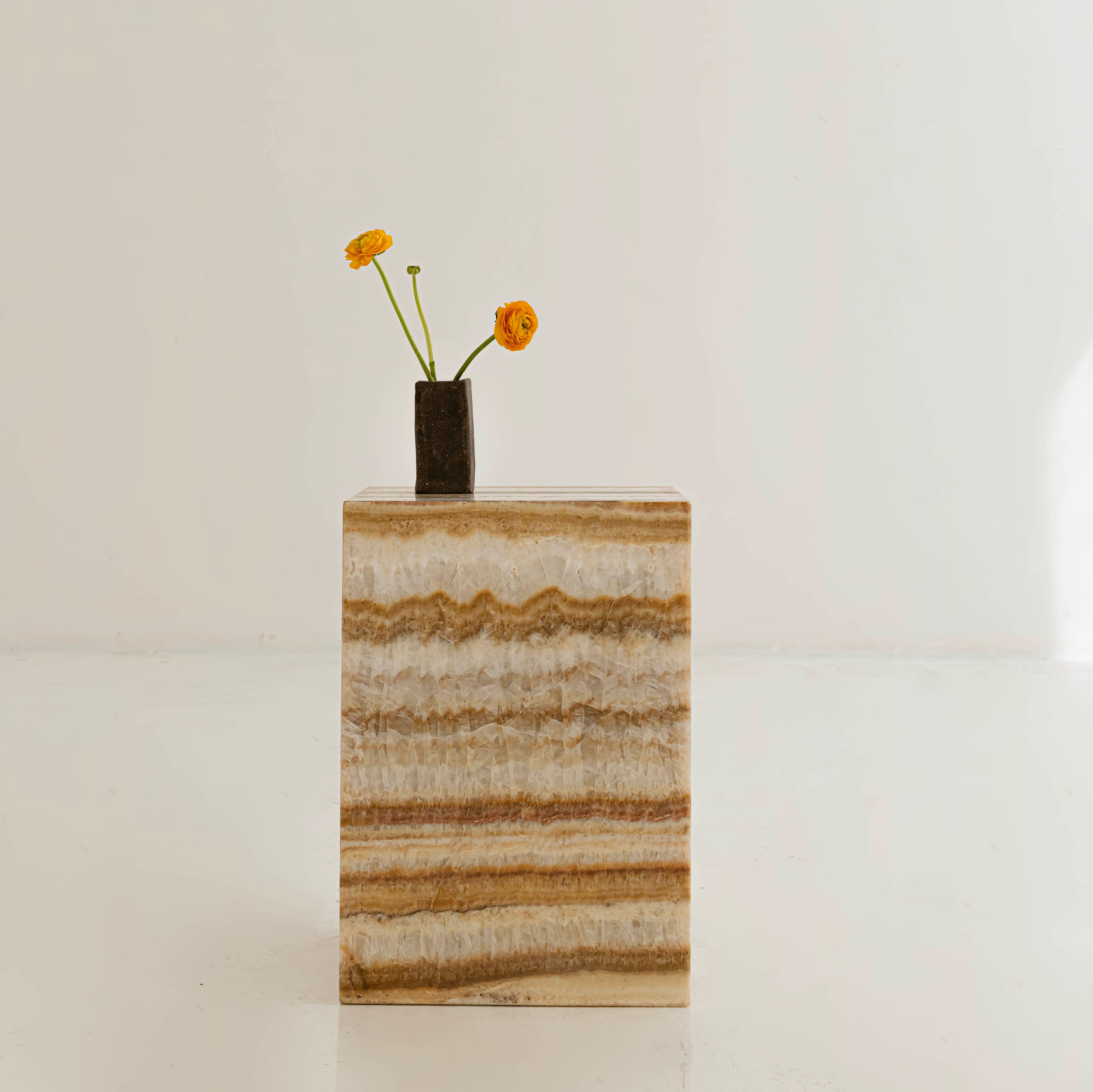 SIDE TABLE IN ONYX