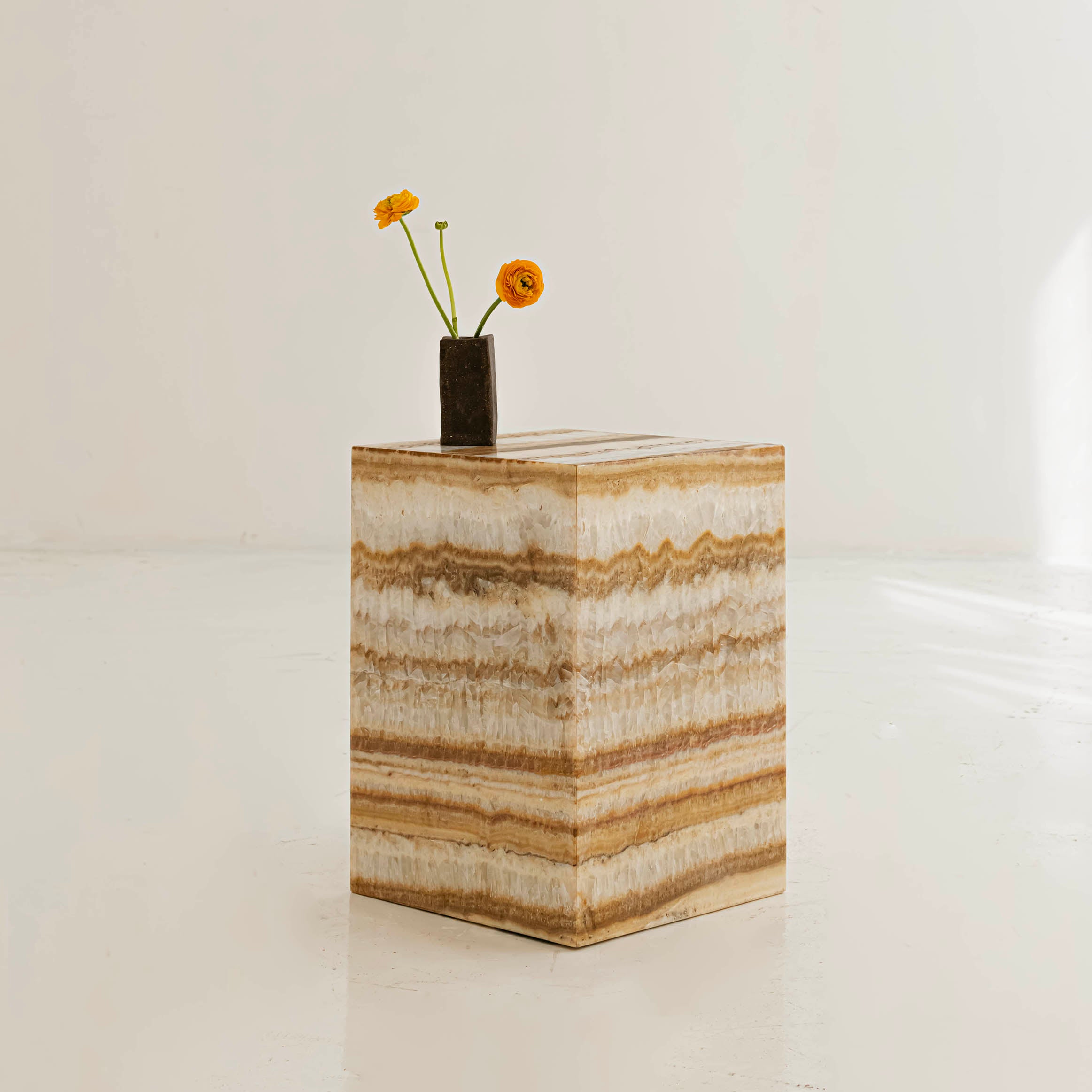 SIDE TABLE IN ONYX