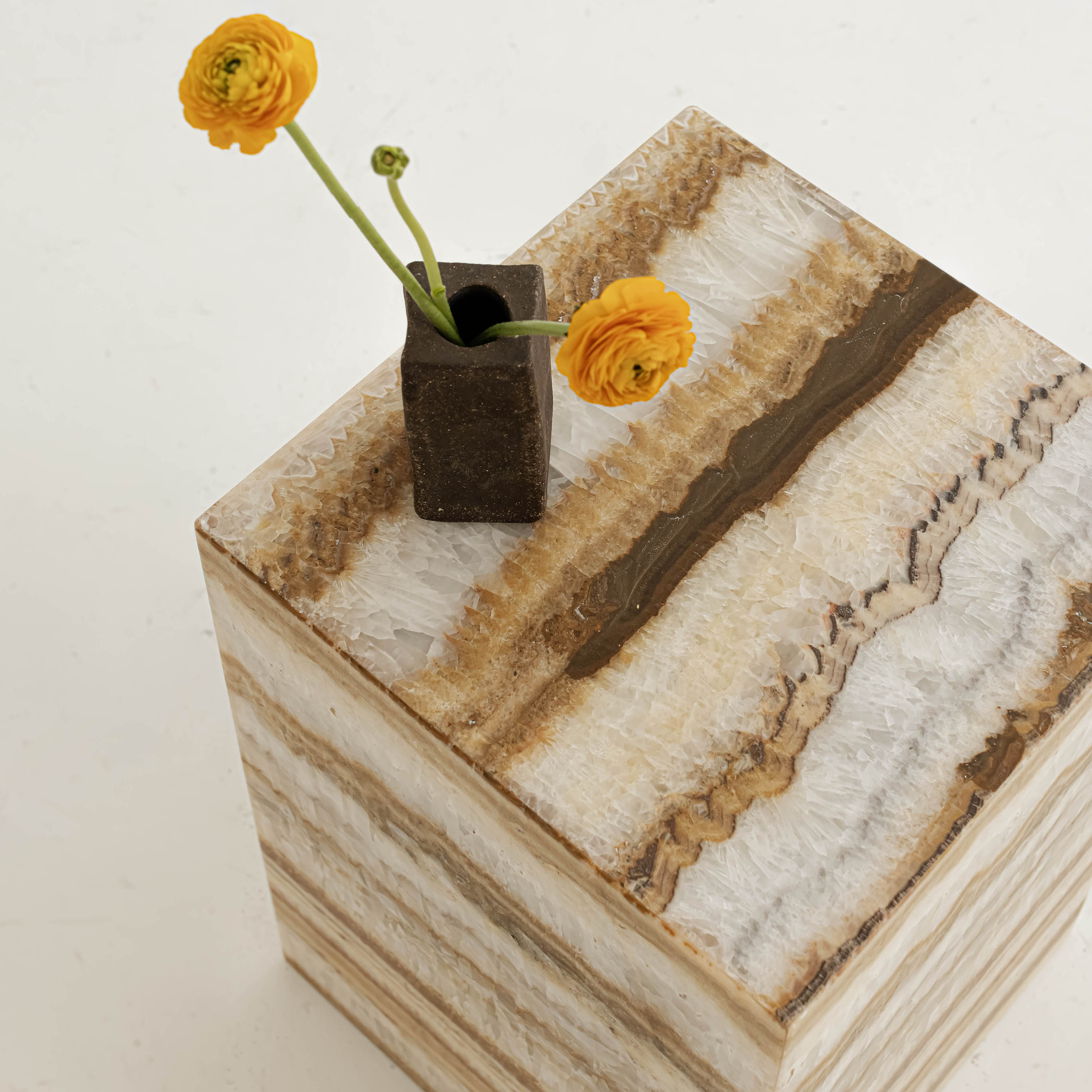 SIDE TABLE IN ONYX