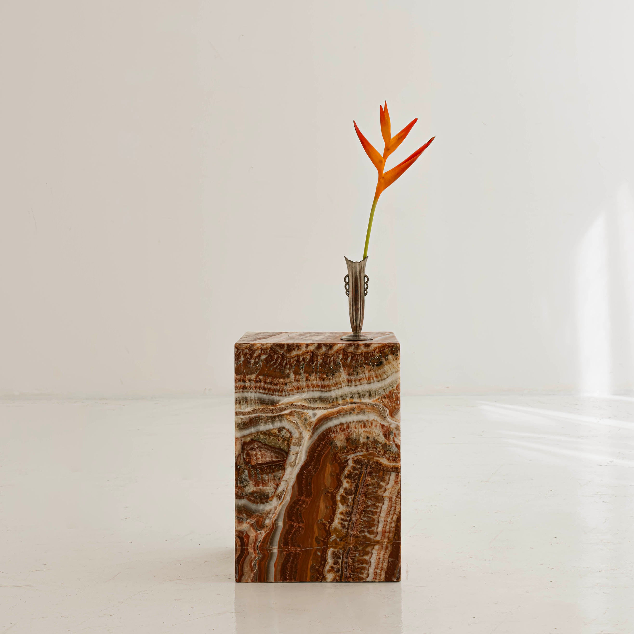 SIDE TABLE IN ONYX