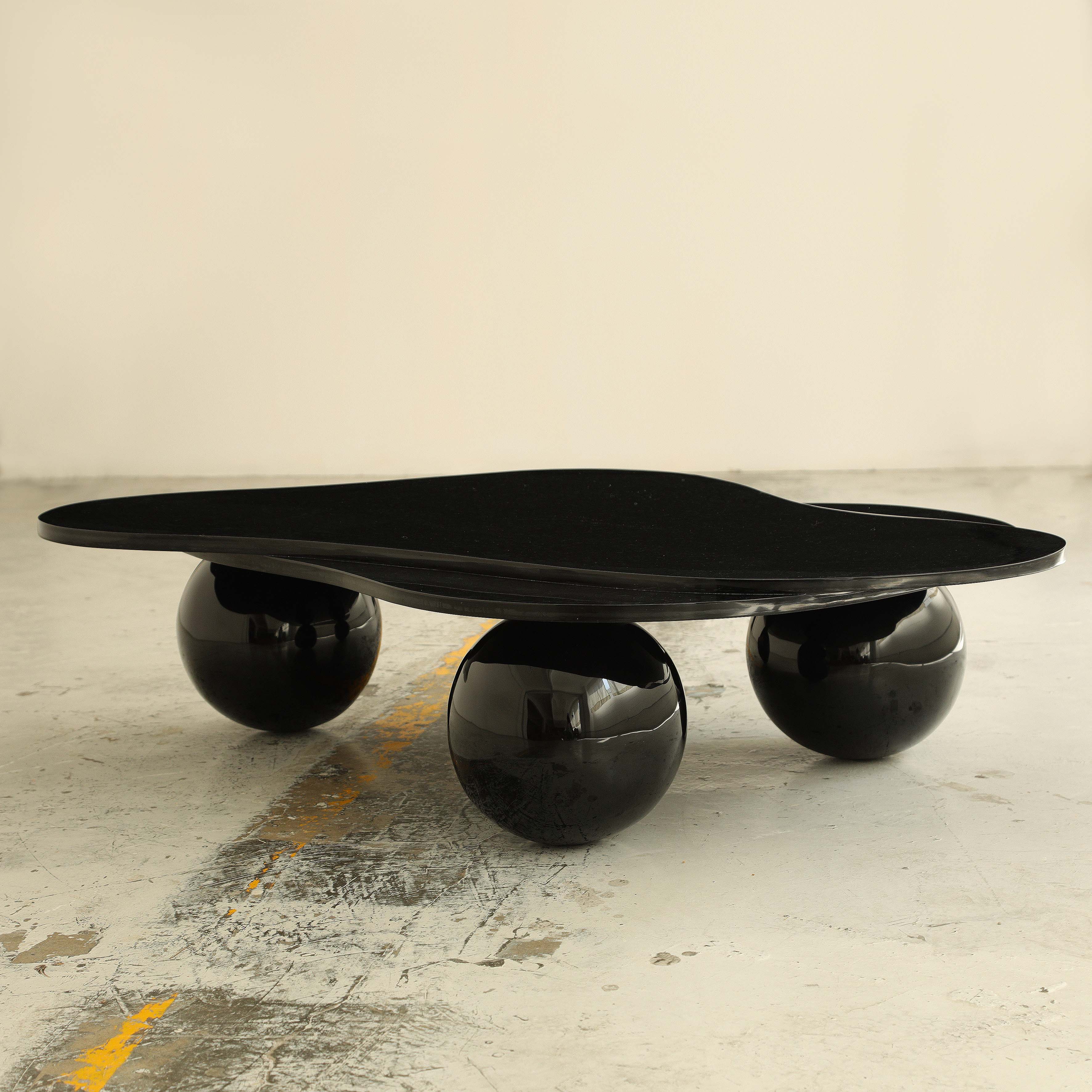 MESA DE CENTRO DE RESINA DE AMOEBA