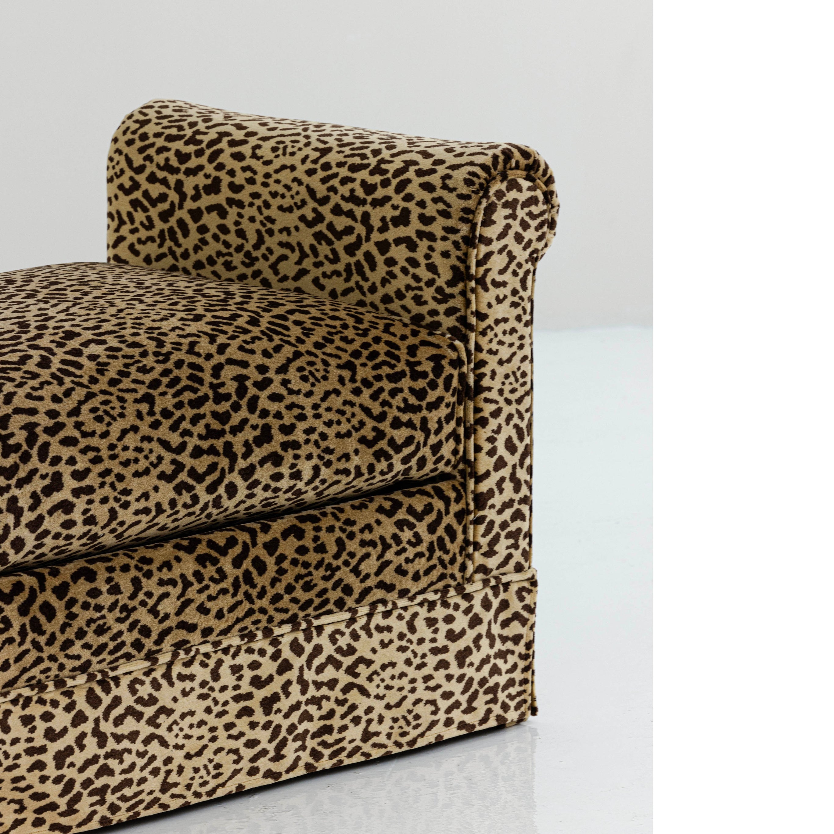 Banet in Leopard velvet.