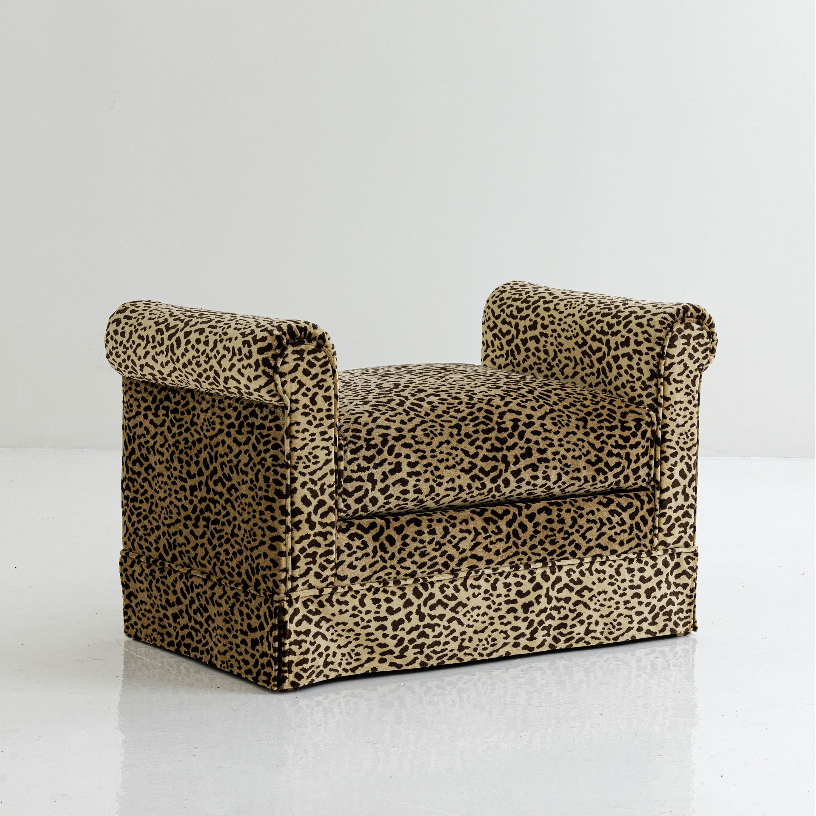 Banet in Leopard velvet.