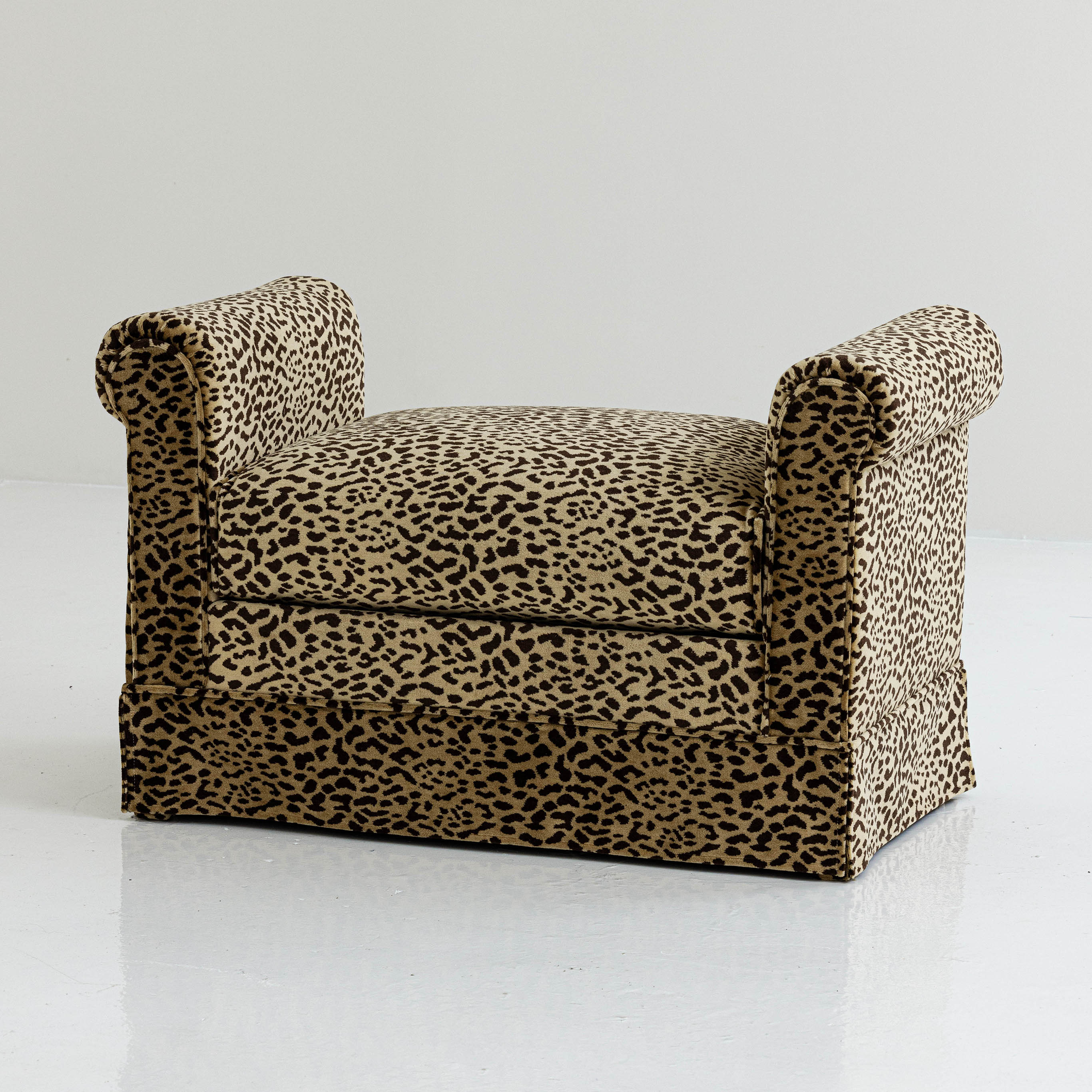 Banet in Leopard velvet.