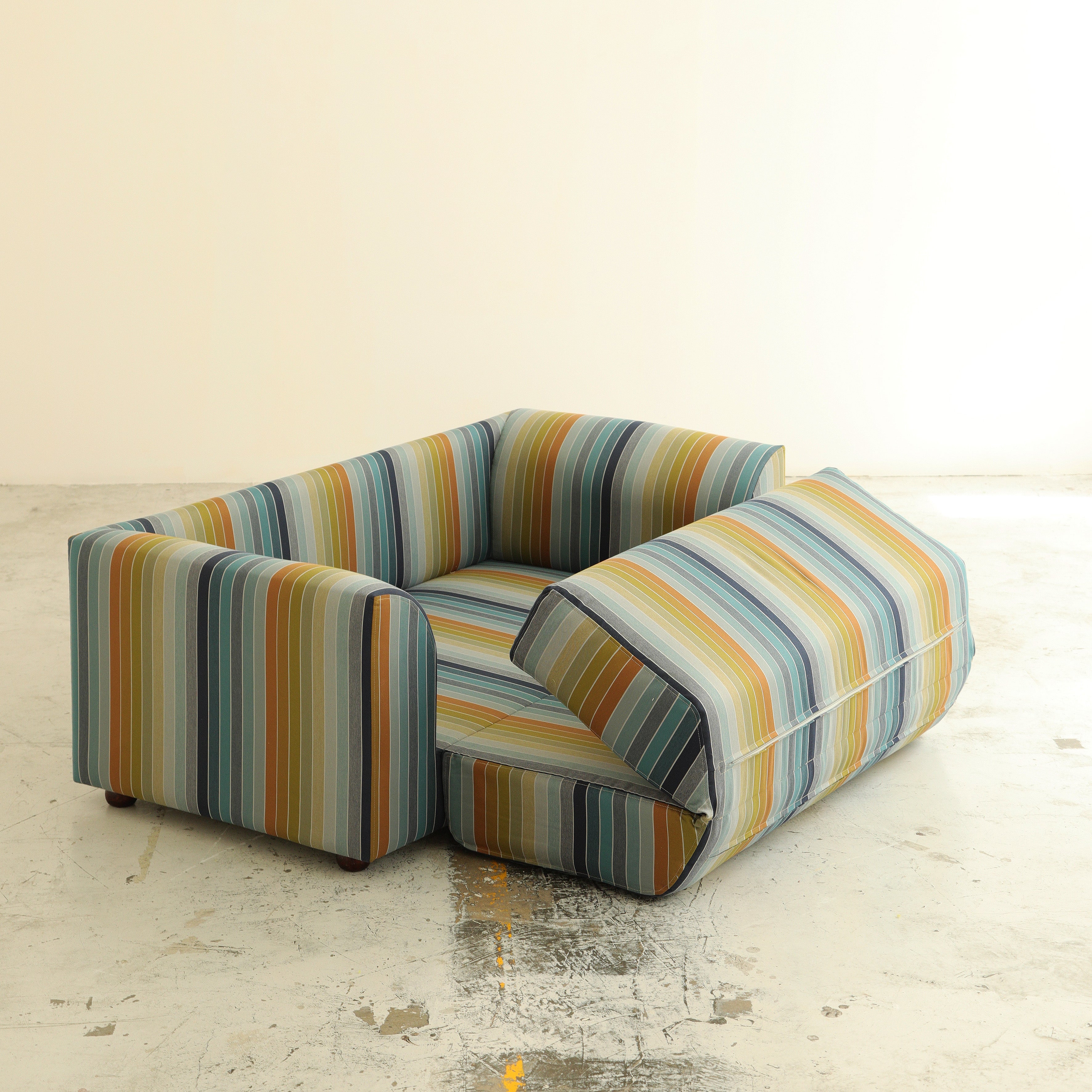 DAYBED UPHOLSTERED IN OUTDOOR FABRIC